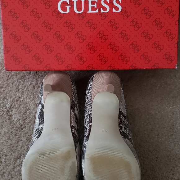 GUESS 7 1/2 Snake Skin Pumps - Picture 4 of 5